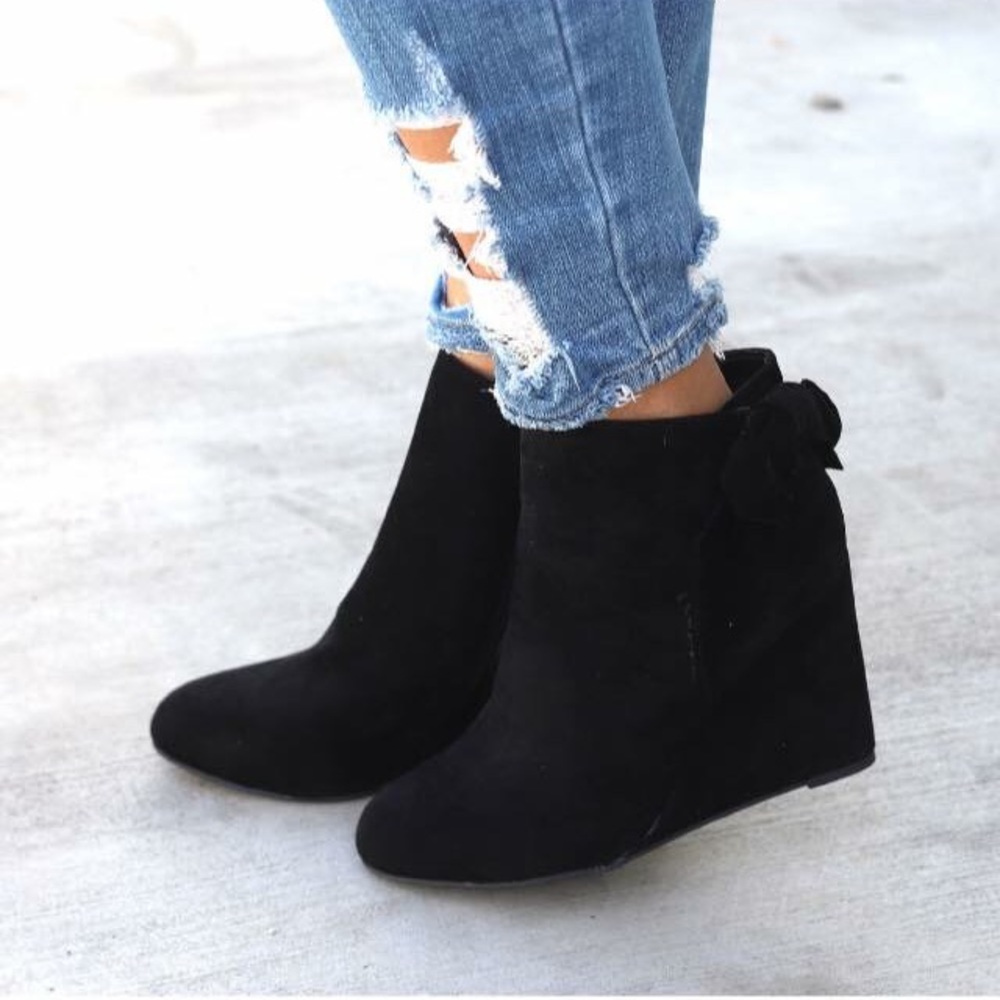 Black wedges